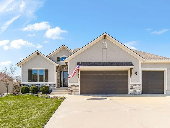 2nd image of 4084 NE Chapel Manor Dr