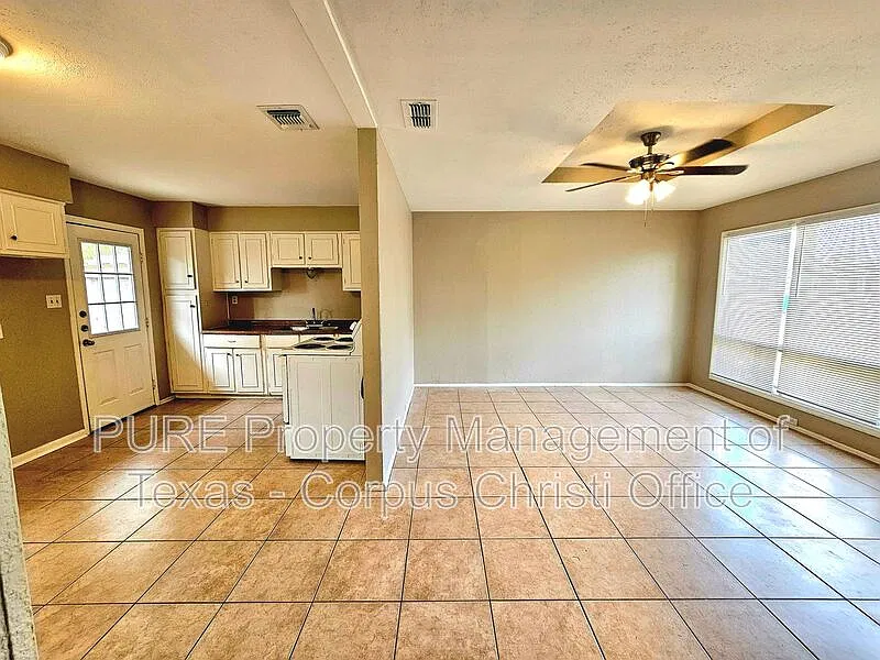 3 bed, 1.5 bath, 1090 sqft, $1,499 — Photo 3