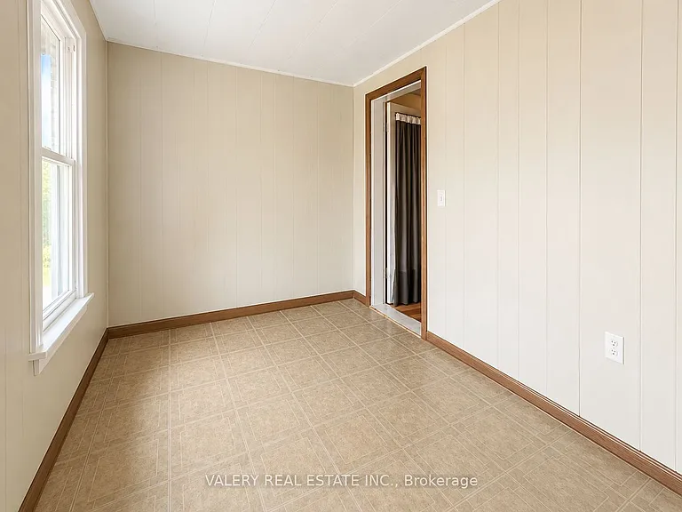 1058 Moy Ave — Photo 17