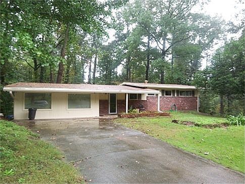 Engaging home with woodland views!