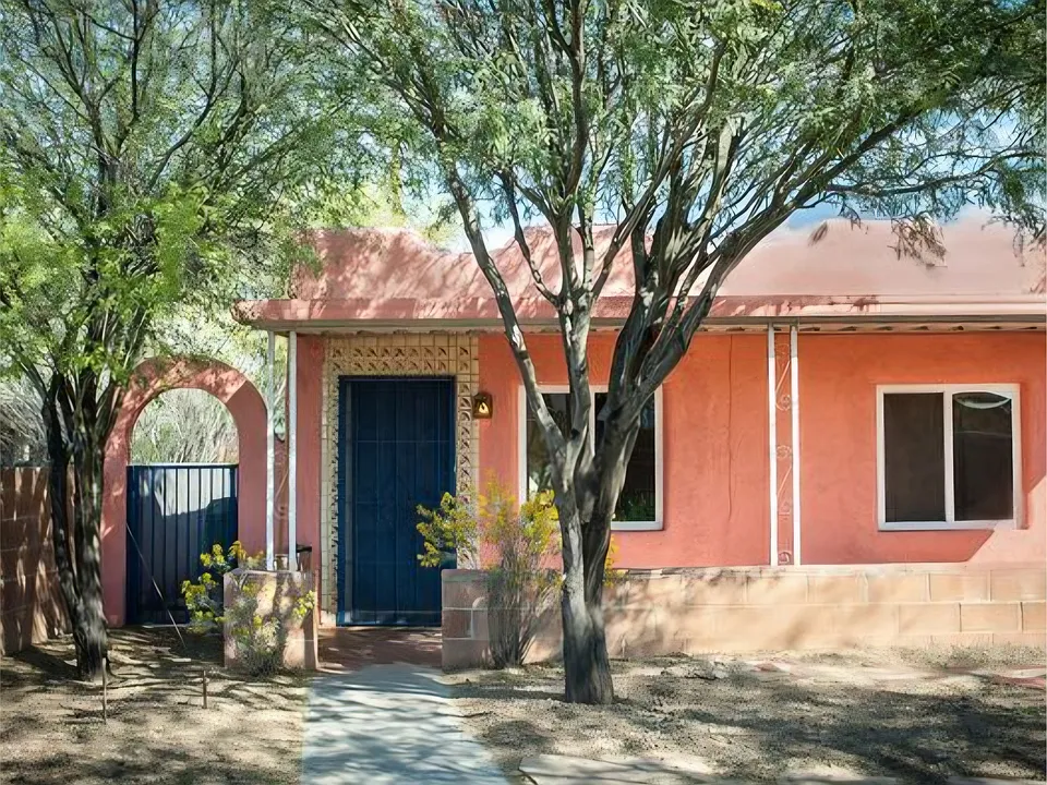 3913 E Montecito St