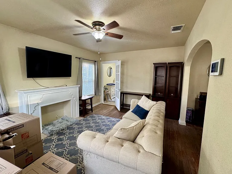 210 Haggin St — Photo 2