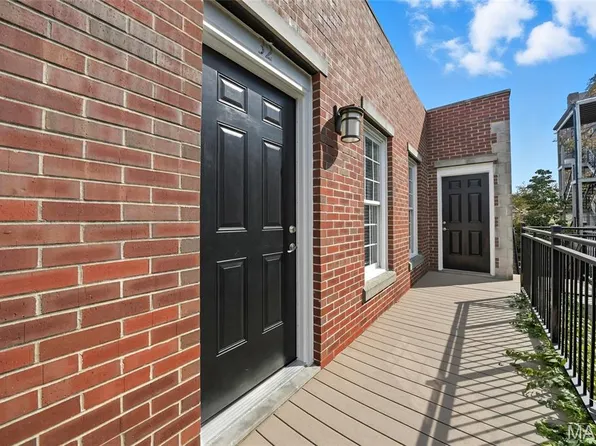32 Carriage Ln #32, Saint Louis, MO 63108