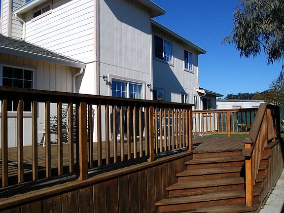Enjoyable Deck Makes BBQs Lots of Fun!