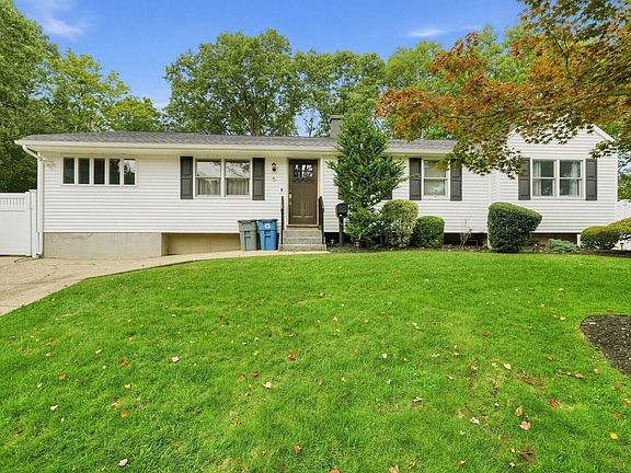 3rd image of 5 Longbow Ln