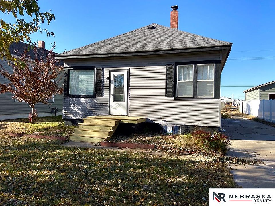 1st image of 2704 W 1st St