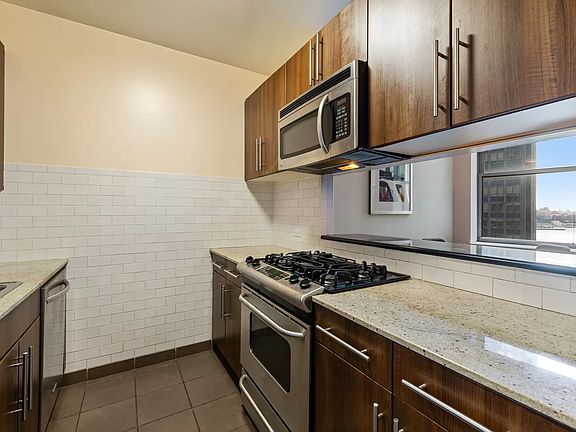4th image of 82 Beaver St APT 1001