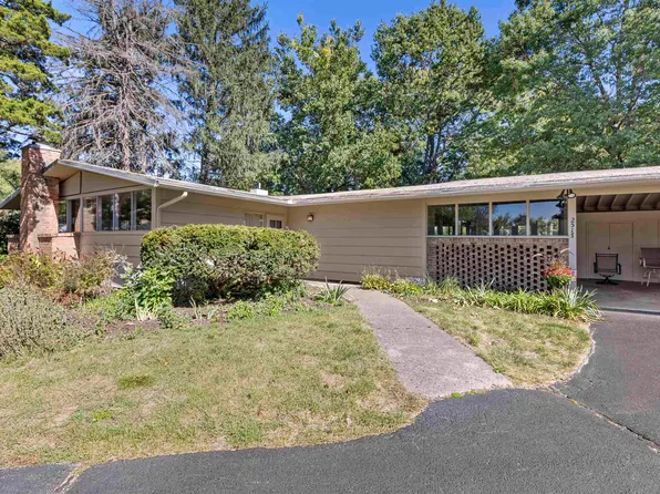 2517 Country Club Ter, Rockford, IL 61103