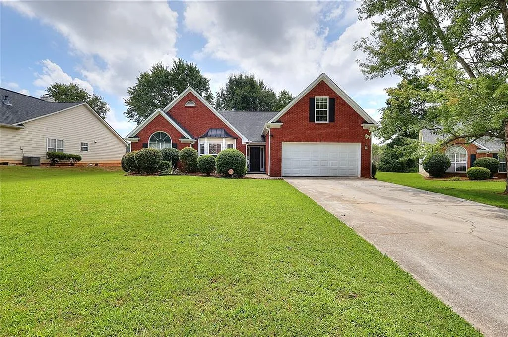 4 bed, 2.0 bath, 2356 sqft, $2,800 — Photo 2