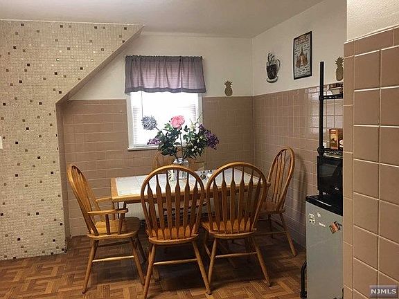 4th image of 243 Lake Ave #2