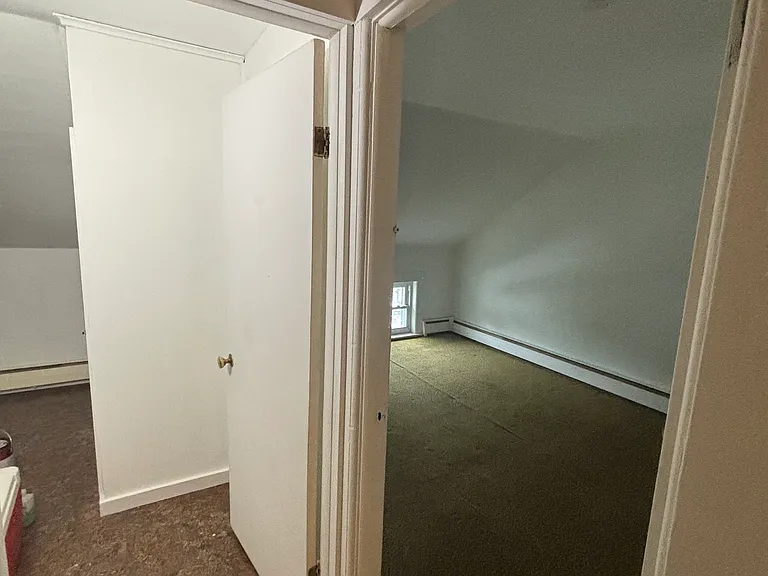 158-160 S Walnut St — Photo 10