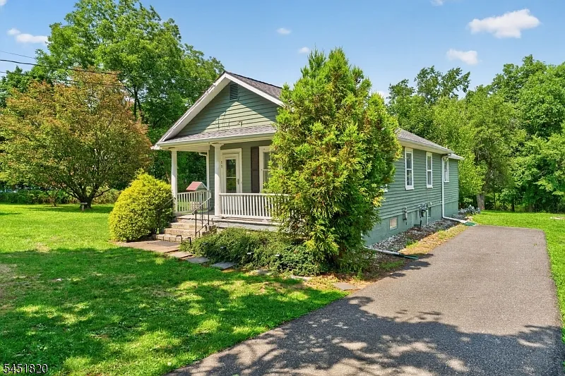 3 bed, 1.0 bath, $2,300 — Photo 2