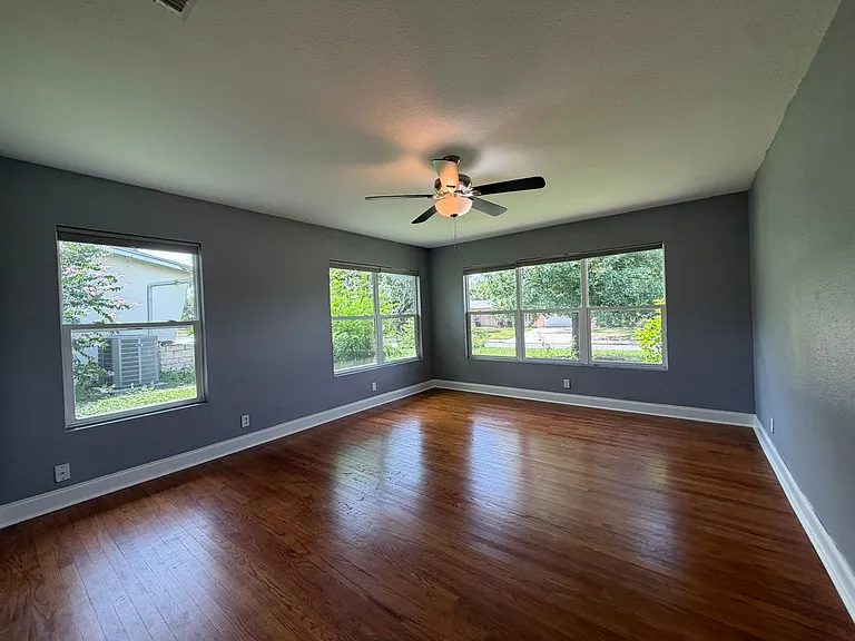 2555 W Kings Hwy — Photo 17