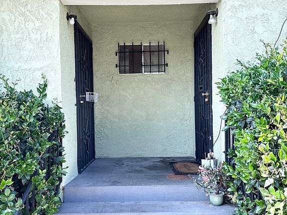 3rd image of 1016 W 108th St #1016