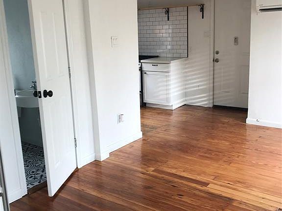 2nd image of 1525 1/2 Welch St