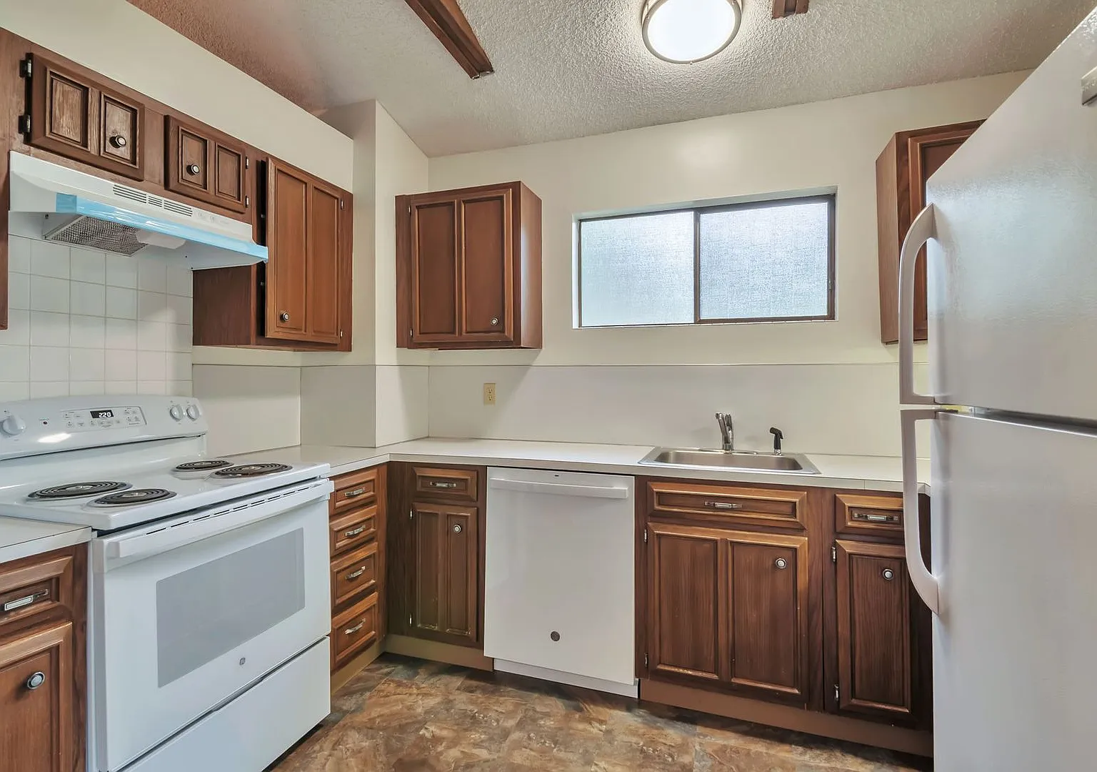 Magnolia Mid Century Modern parklike setting home for rent — Photo 4