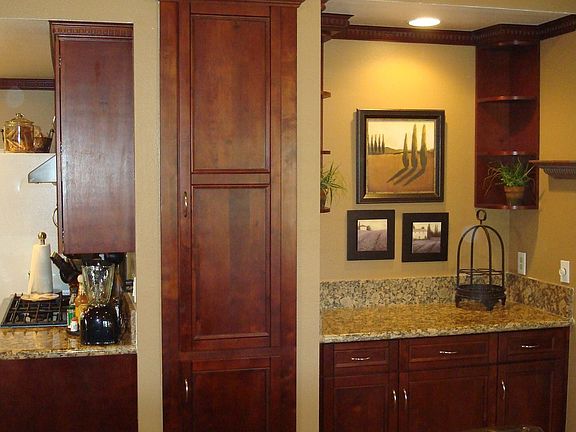 Gorgeous Redwood w/ Granite Butler's Pantry