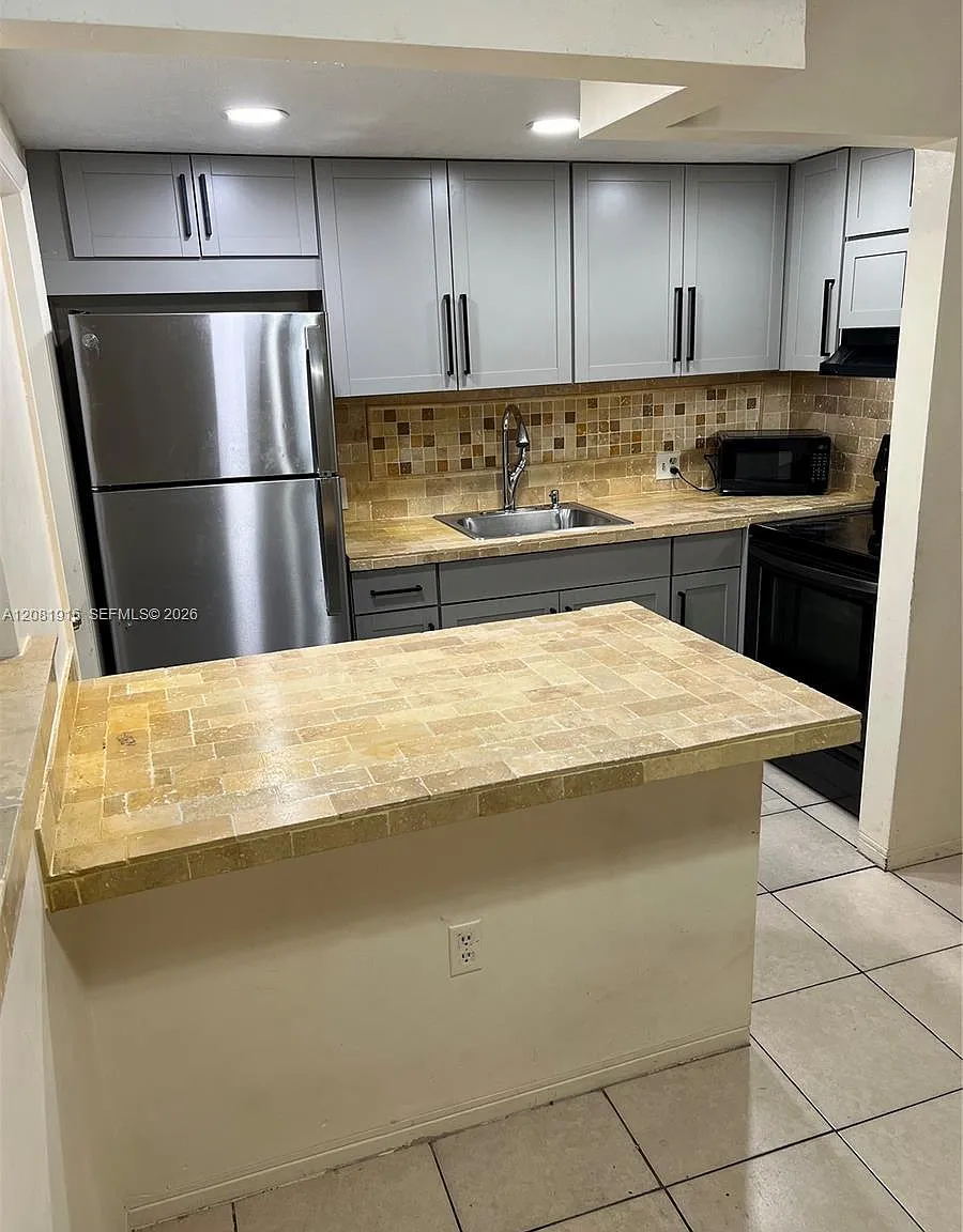 1515 Coral Towers Condomi — Photo 1