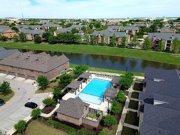 2nd image of 695 Vista Del Lago Dr