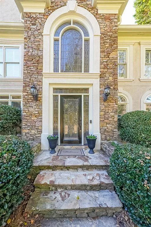 5 bed, 4.5 bath, 6379 sqft, $5,500 — Photo 2