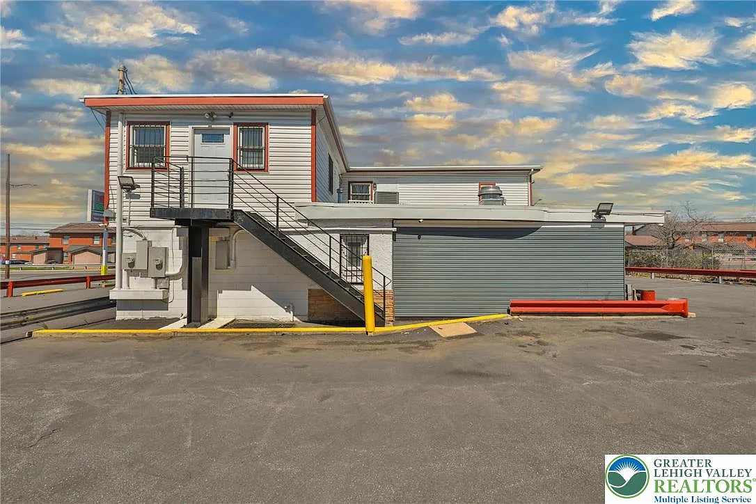 Building Photo - 1130 Pembroke Rd #2