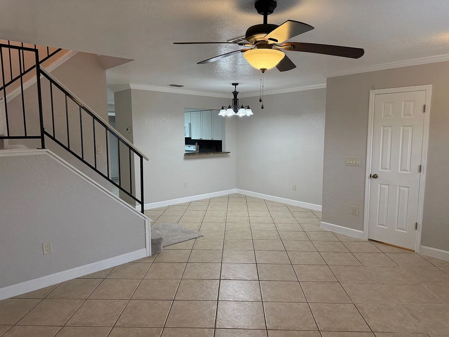 Beautiful 3 bedroom 2 1/2 bath end unit Townhouse — Photo 2