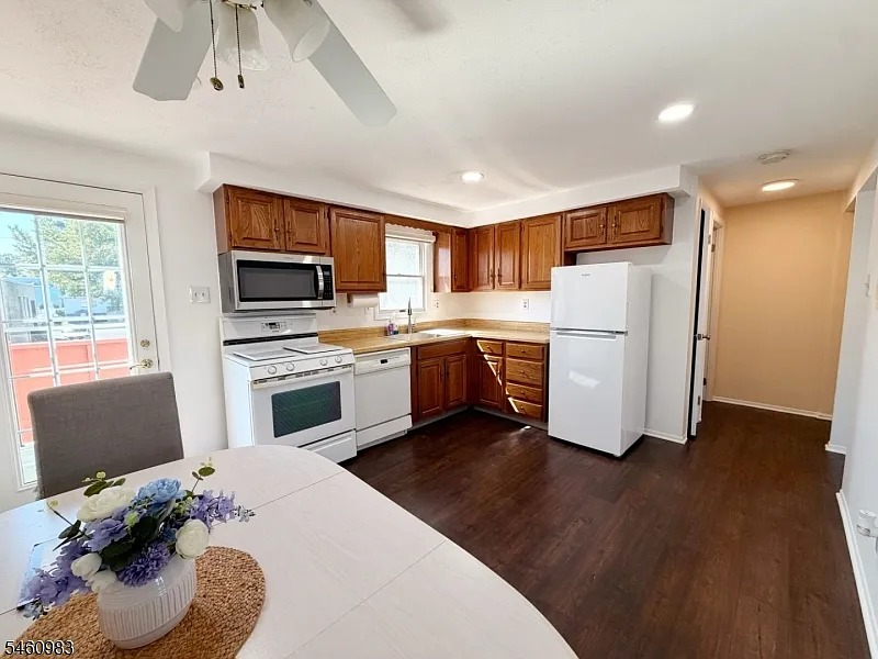 2 bed, 1.5 bath, 1000 sqft, $2,700 — Photo 2
