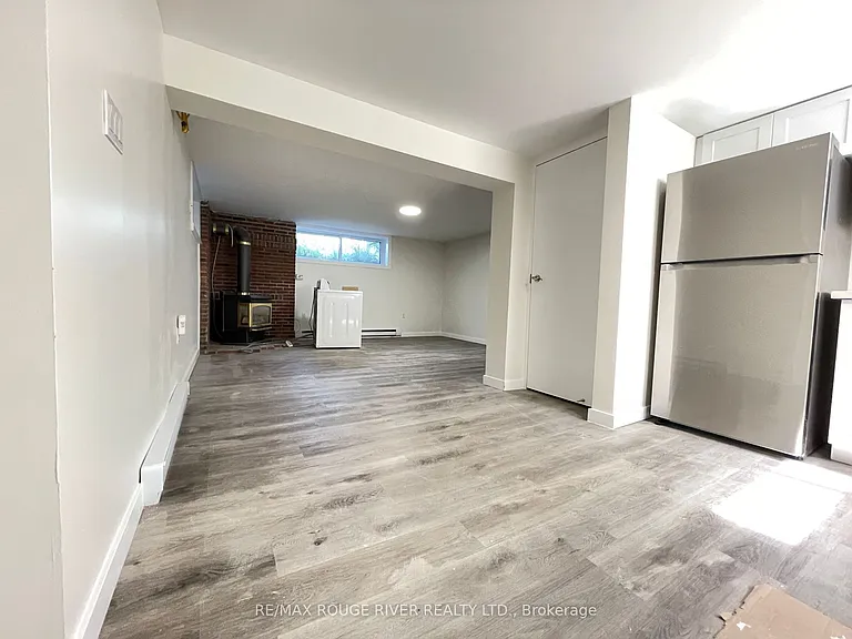 95 Diffin Dr — Photo 3