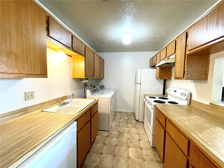 704 Navarro Dr #C — Photo 3