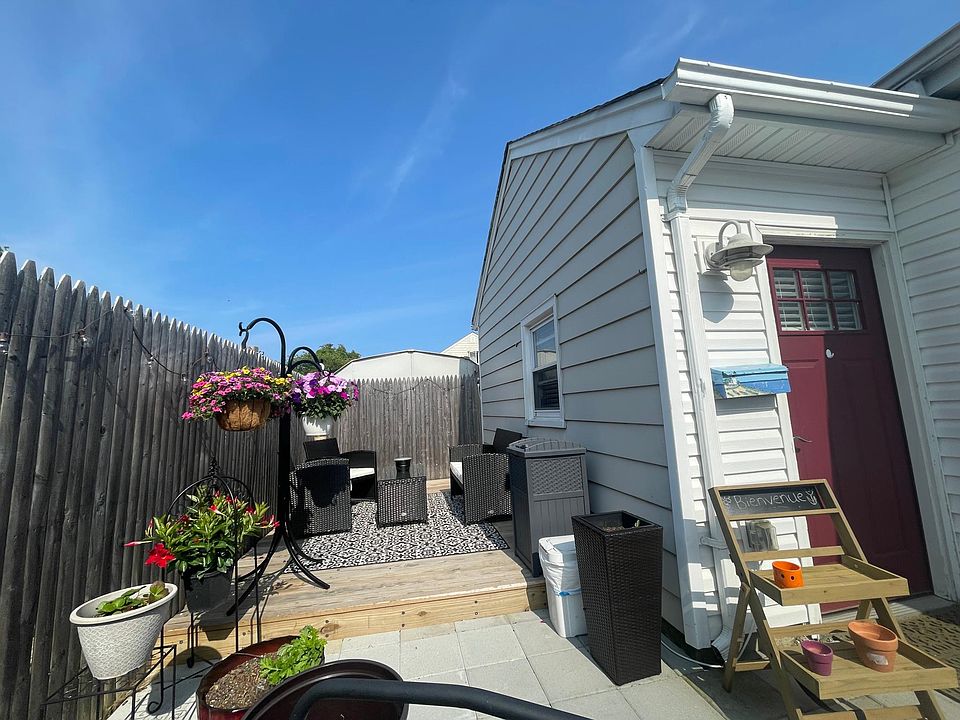 1st image of 3 Seymour Dr