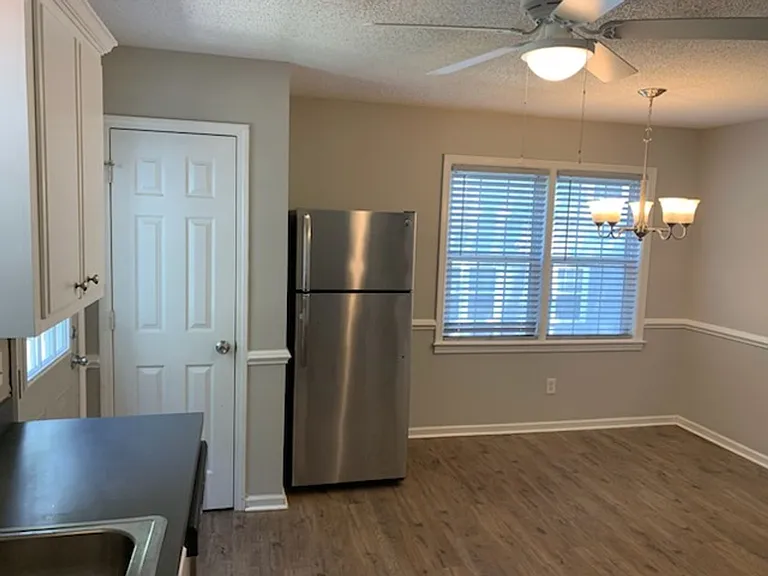 106 Winterberry Ln — Photo 6