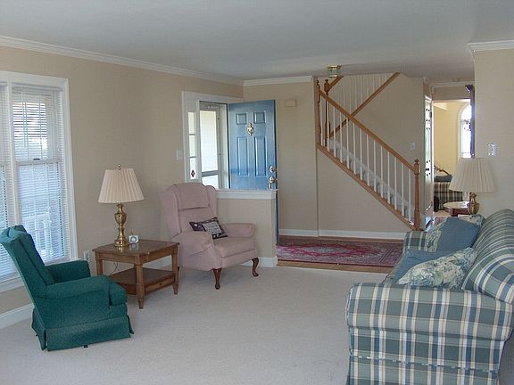 Spacious and Bright Living Room