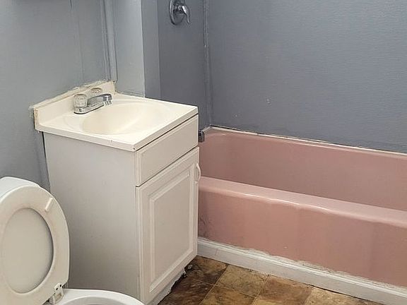 4th image of 444-446 Rich St #444