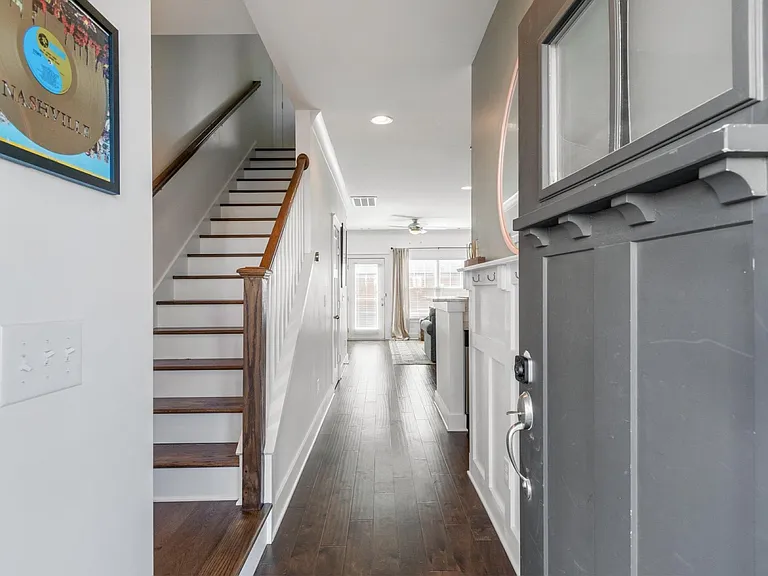 316 W Mill Dr — Photo 2