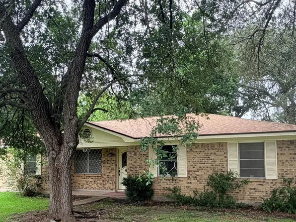 708 1st St, Winnie, TX 77665