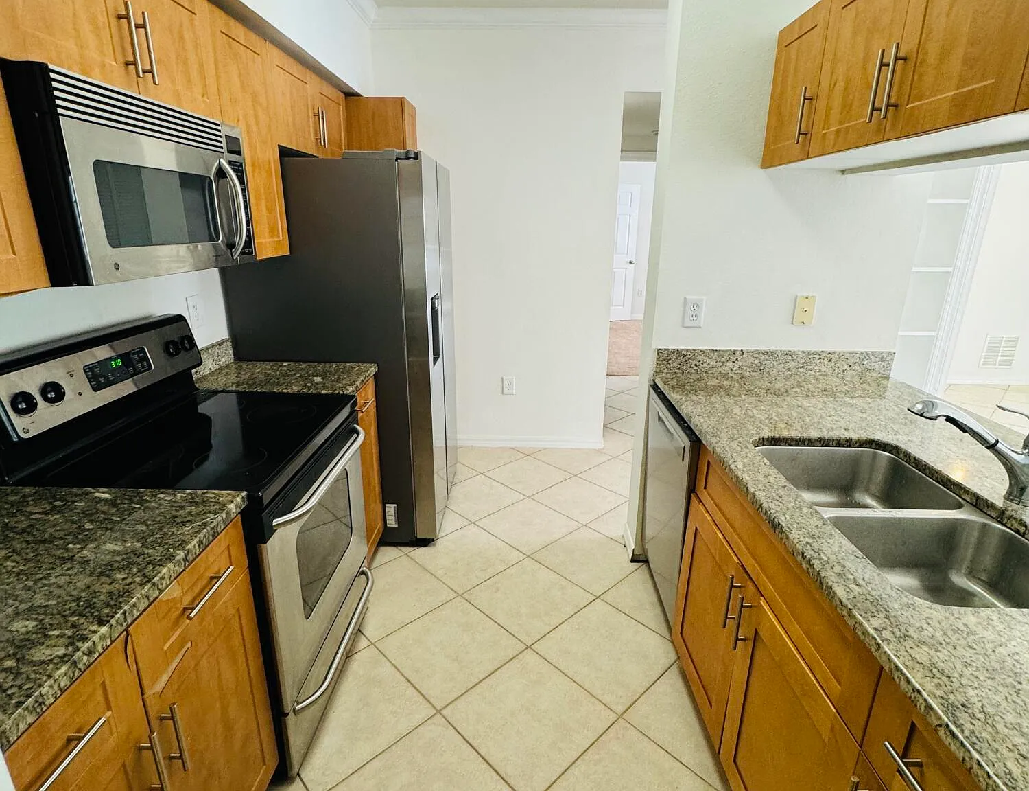 1 bed, 1.0 bath, 843 sqft, $1,800 — Photo 2