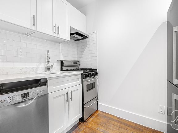 4th image of 456 W 22nd St APT 4C