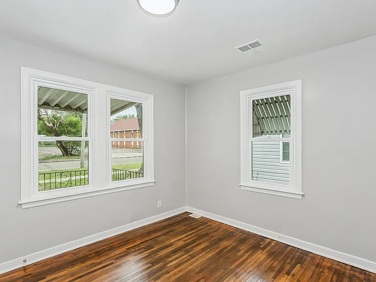229 S Edwards St — Photo 11