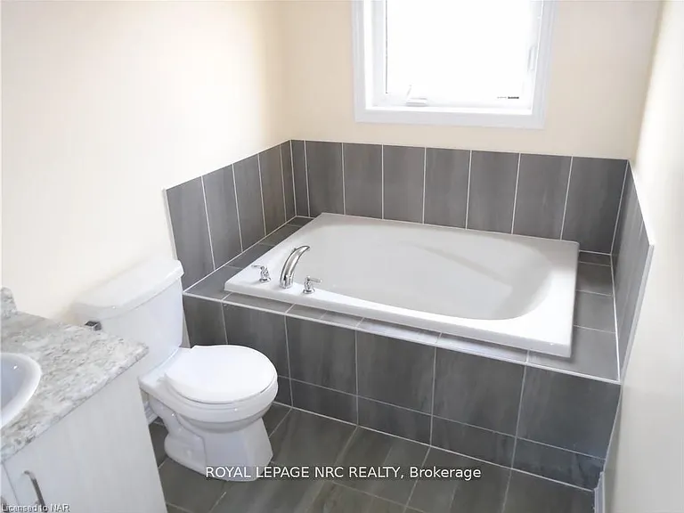 37 Sparkle Dr — Photo 12
