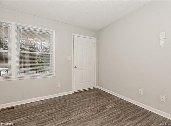 4th image of 1059 S Woodland Dr