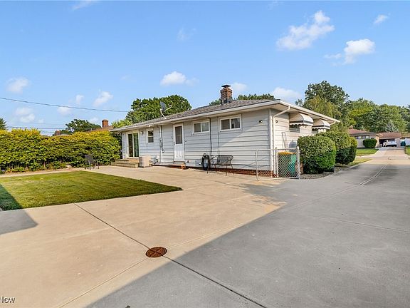 5th image of 651 E Meadowlawn Blvd