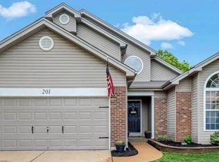 201 Greenleaves Ct, Fenton, MO 63026