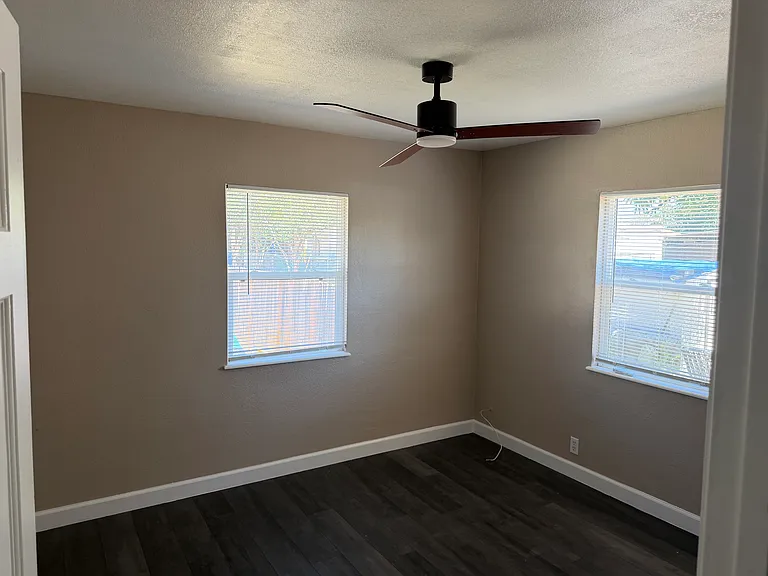 11203 Roswell Ave — Photo 4