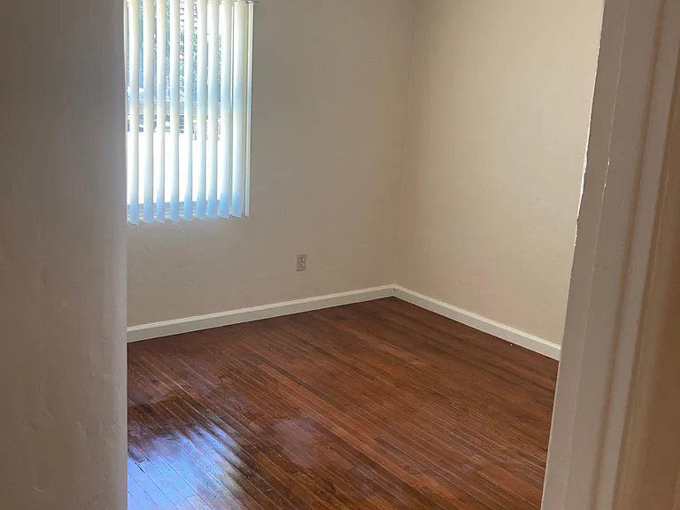 4188 Chamoune Ave — Photo 10