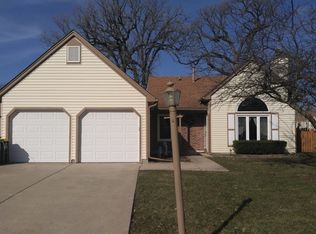 19 Washington Ct, Streamwood, IL
