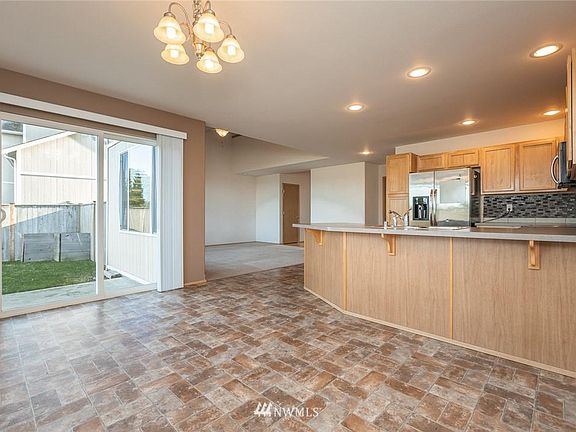 4th image of 16608 Greenleaf Ave SE