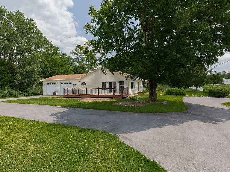 3093 Old Leetown Pike — Photo 3