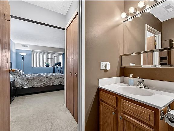 3rd image of 10373 Glenway Dr