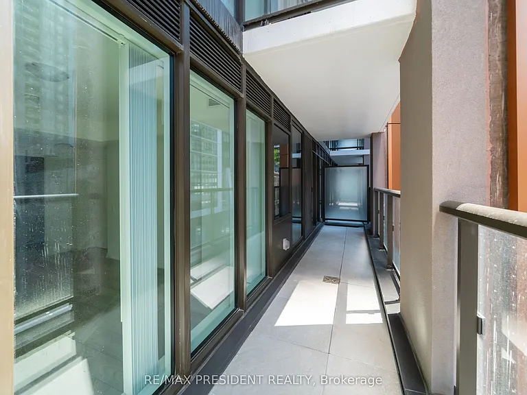 400 King St W #511 — Photo 24