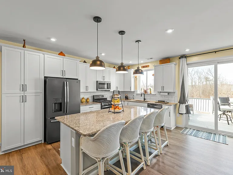 124 Lenore Ln — Photo 4